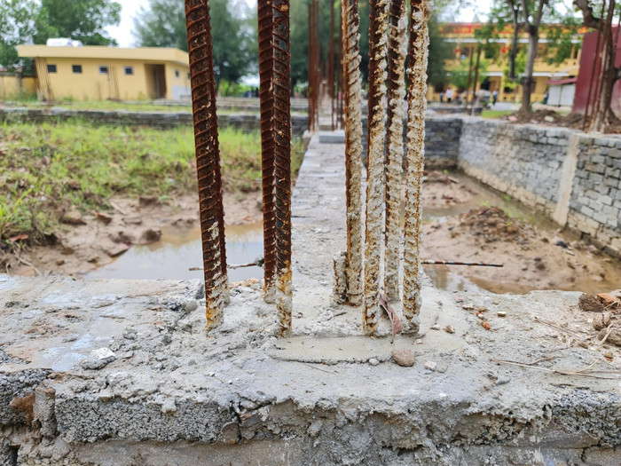 Sắt thép không được bảo quản đã han rỉ (Ảnh: Lã Tiến)