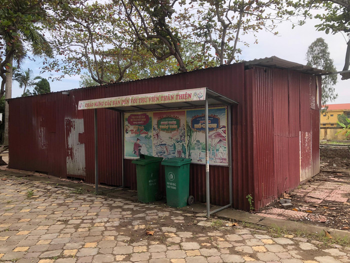 Nhà lán tạm cho công nhân nằm giữa sân trường, khoá cửa hơn 2 năm nay (Ảnh: Lã Tiến)