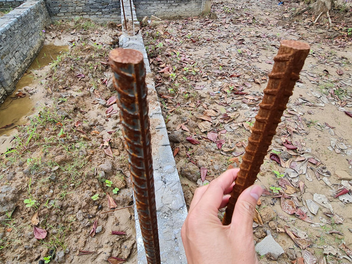 Phần trụ móng trơ khung sắt không được bảo quản đã han rỉ (Ảnh: Lã Tiến)