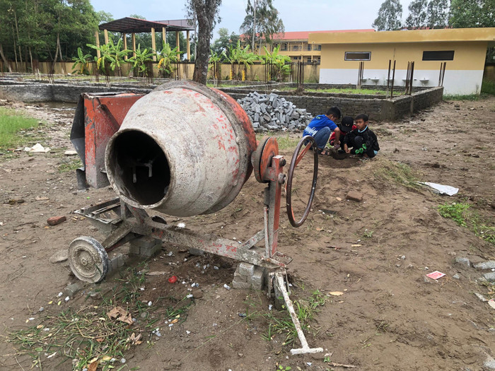 Hằng ngày, học sinh Trường Tiểu học Hà Kỳ nô đùa quanh khu vực thi công dự án (Ảnh: Lã Tiến)