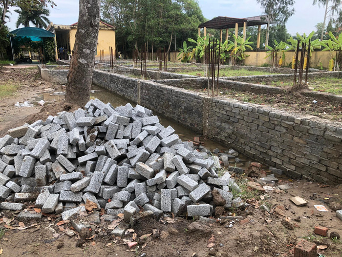 Vật liệu xây dựng vứt ngổn ngang (Ảnh: Lã Tiến)