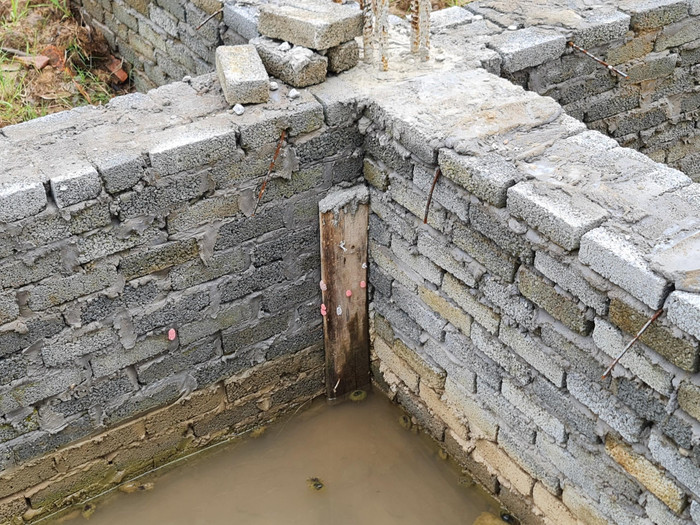 Phần móng của dãy nhà thành nơi chứa nước sau mưa (Ảnh: Lã Tiến)