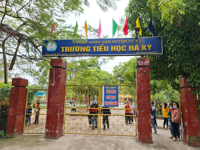 Cơ sở vật chất của Trường Tiểu học Hà Kỳ xuống cấp nghiêm trọng, nhà trường thiếu phòng học nên phải cho học sinh đi học nhờ. (Ảnh: Lã Tiến)