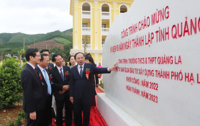 Lãnh đạo tỉnh Quảng Ninh dự lễ khánh thành và gắn biển công trình Trường Trung học cơ sở và Trung học phổ thông Quảng La (Ảnh: CTV) truong quang la.jpeg