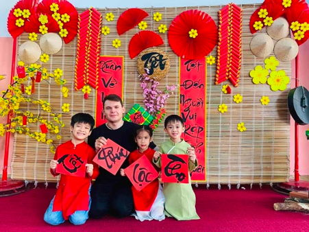 Thầy Dorian trải nghiệm không khí Tết với học sinh Việt Nam khi tham gia giảng dạy tiếng Anh (Ảnh: NVCC) thay Dorian.png