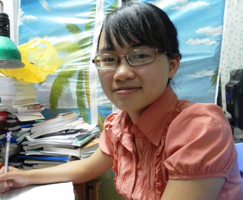 Thủ khoa khối C ĐH Sư Phạm năm 2009 Đăng Thị Dinh: Ôn nghị luận theo từ khóa - Ảnh: Thúy Hằng Thủ khoa khối C ĐH Sư Phạm năm 2009 Đăng Thị Dinh: Ôn nghị luận theo từ khóa - Ảnh: Thúy Hằng