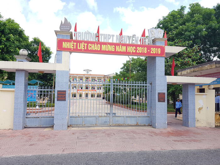 Mỗi học sinh Trường Trung học phổ thông Nguyễn Trãi phải nộp 700 nghìn đồng để thăm hỏi giáo viên nhân dịp lễ, Tết (Ảnh: Lã Tiến) Mỗi học sinh Trường Trung học phổ thông Nguyễn Trãi phải nộp 700 nghìn đồng để thăm hỏi giáo viên nhân dịp lễ, Tết (Ảnh: Lã Tiến)