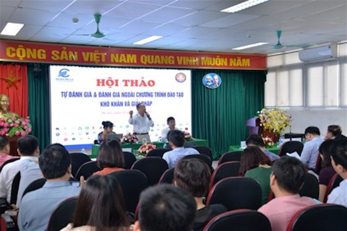 Các chuyên gia giải đáp thắc mắc của các đơn vị tại hội thảo Các chuyên gia giải đáp thắc mắc của các đơn vị tại hội thảo