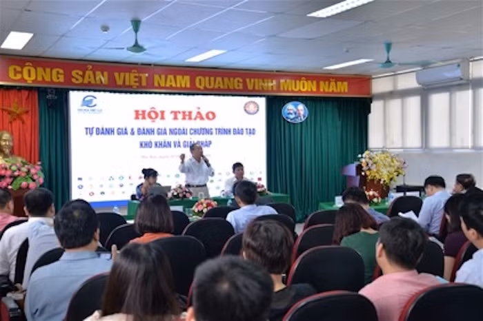 Các chuyên gia giải đáp thắc mắc của các đơn vị tại hội thảo