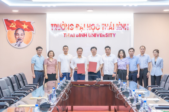 Trường Đại học Thái Bình và Tạp chí điện tử Giáo dục Việt Nam ký kết biên bản ghi nhớ hợp tác truyền thông (Ảnh: LT) 1000008512.jpg