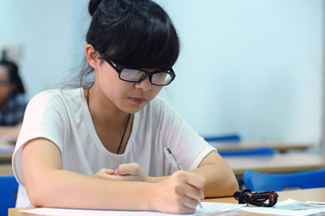 Thí sinh thi môn Văn vào ĐH Hà Nội. Ảnh: Hoàng Hà. Thí sinh thi môn Văn vào ĐH Hà Nội. Ảnh: Hoàng Hà.