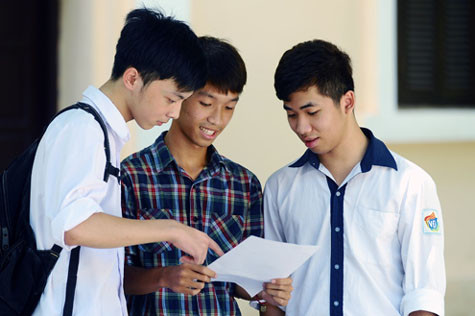 Thí sinh trao đổi bài sau giờ thi Văn. Ảnh: Hoàng Hà. Thí sinh trao đổi bài sau giờ thi Văn. Ảnh: Hoàng Hà.