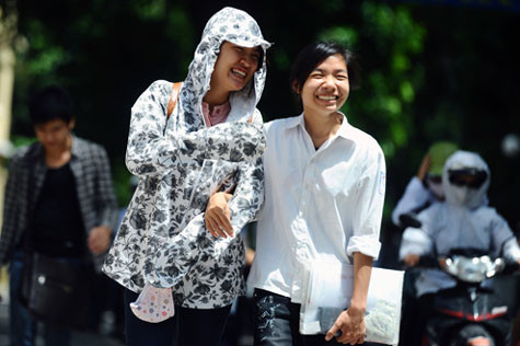 Niềm vui của mẹ và con sau buổi thi môn Văn. Ảnh: Hoàng Hà. Niềm vui của mẹ và con sau buổi thi môn Văn. Ảnh: Hoàng Hà.