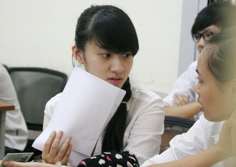 Nhiều thí sinh đã đưa thần tượng của mình như GS Ngô Bảo Châu, ca sĩ Bi Rain, ca sĩ Mỹ Tâm, cầu thủ C.Ronaldo vào bài thi môn văn khối D (Ảnh: Phạm Thịnh) Nhiều thí sinh đã đưa thần tượng của mình như GS Ngô Bảo Châu, ca sĩ Bi Rain, ca sĩ Mỹ Tâm, cầu thủ C.Ronaldo vào bài thi môn văn khối D (Ảnh: Phạm Thịnh)