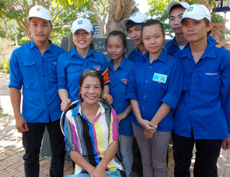 Người phụ nữ lên chức bà nội vẫn quyết tâm thi đại học nhận được nhiều sự khâm phục từ các bạn trẻ.