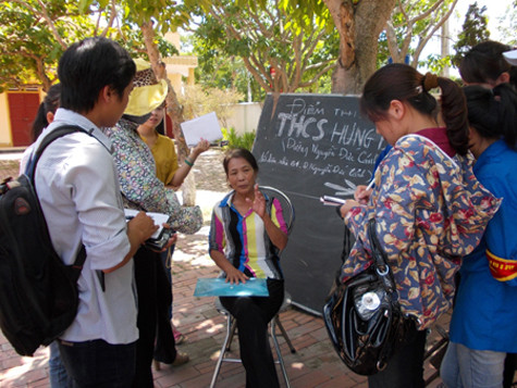 Thí sinh 56 tuổi trong "vòng vây" của các phóng viên.