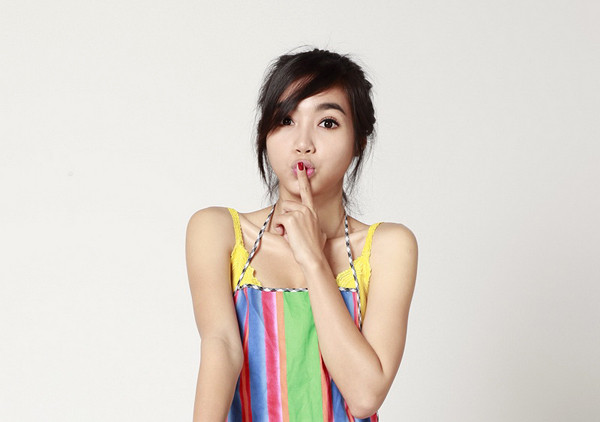 Tạo dáng xì-tin. Xem thêm: Sơ-mi hè tuyệt đẹp tôn vinh vẻ trẻ trung, năng động cho bạn gái