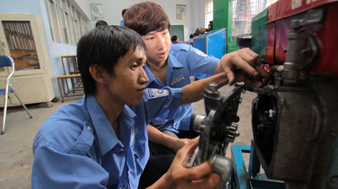 Một tiết thực hành của học sinh hệ TCCN khoa ôtô 10A Trường cao đẳng Kỹ thuật Cao Thắng - Ảnh: NHƯ HÙNG Một tiết thực hành của học sinh hệ TCCN khoa ôtô 10A Trường cao đẳng Kỹ thuật Cao Thắng - Ảnh: NHƯ HÙNG