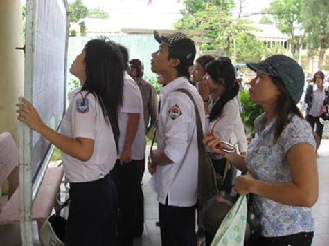 Học sinh và phụ huynh tìm hiểu thông tin thi vào lớp 10 năm 2011. (Ảnh VietNamNet) Học sinh và phụ huynh tìm hiểu thông tin thi vào lớp 10 năm 2011. (Ảnh VietNamNet)