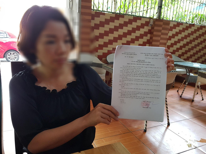 Cô giáo Mai Thị Minh L. dạy hợp đồng đã 15 năm nhưng nhận quyết định chấm dứt hợp đồng sau cuộc điện thoại của hiệu trưởng (Ảnh: Lã Tiến)