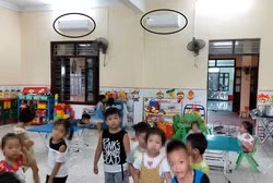 Chưa vào năm học, phụ huynh phải lắp điều hòa “tặng” trường Hoàng Động