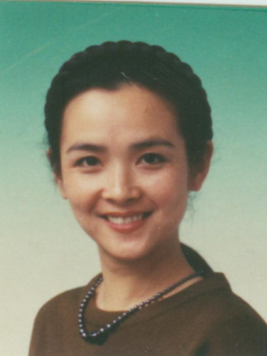 Xuất thân từ Thành Đô, Tứ Xuyên, 1970 học tại trường múa chuyên nghiệp ở Thành Đô, 1974 -1978 là diễn viên múa của Nhà hát ca múa nhạc Thành Đô, từng vào vao Tiết Bảo Cầm trong “Hồng Lâu Mộng” 1997, năm 1988 vào vai Ngũ trang Quan đạo đồng Thanh Phong trong “Tây Du Ký”. Xuất thân từ Thành Đô, Tứ Xuyên, 1970 học tại trường múa chuyên nghiệp ở Thành Đô, 1974 -1978 là diễn viên múa của Nhà hát ca múa nhạc Thành Đô, từng vào vao Tiết Bảo Cầm trong “Hồng Lâu Mộng” 1997, năm 1988 vào vai Ngũ trang Quan đạo đồng Thanh Phong trong “Tây Du Ký”.