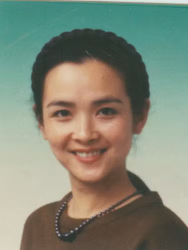 Xuất thân từ Thành Đô, Tứ Xuyên, 1970 học tại trường múa chuyên nghiệp ở Thành Đô, 1974 -1978 là diễn viên múa của Nhà hát ca múa nhạc Thành Đô, từng vào vao Tiết Bảo Cầm trong “Hồng Lâu Mộng” 1997, năm 1988 vào vai Ngũ trang Quan đạo đồng Thanh Phong trong “Tây Du Ký”. Xuất thân từ Thành Đô, Tứ Xuyên, 1970 học tại trường múa chuyên nghiệp ở Thành Đô, 1974 -1978 là diễn viên múa của Nhà hát ca múa nhạc Thành Đô, từng vào vao Tiết Bảo Cầm trong “Hồng Lâu Mộng” 1997, năm 1988 vào vai Ngũ trang Quan đạo đồng Thanh Phong trong “Tây Du Ký”.