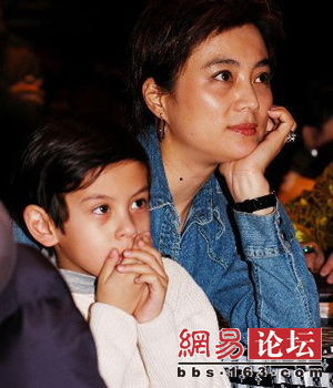 Năm 1993 “Ngọc thố” và chồng chia tay nhau và cô đến Nhật Bản. Sau này “Ngọc thố” thừa nhận mình bị trầm cảm khi hôn nhân đổ vỡ. Năm 1995 cô qua Canada và gặp Jerry, một Tổng giám đốc giàu có. Lúc đầu Lý Linh Ngọc rất thận trọng trong tình cảm, nhưng rồi ba năm sau họ đã làm đám cưới tại Thượng Hải và năm 1999 sinh một cậu con trai, chuyển đến Canada sinh sống. Năm 1993 “Ngọc thố” và chồng chia tay nhau và cô đến Nhật Bản. Sau này “Ngọc thố” thừa nhận mình bị trầm cảm khi hôn nhân đổ vỡ. Năm 1995 cô qua Canada và gặp Jerry, một Tổng giám đốc giàu có. Lúc đầu Lý Linh Ngọc rất thận trọng trong tình cảm, nhưng rồi ba năm sau họ đã làm đám cưới tại Thượng Hải và năm 1999 sinh một cậu con trai, chuyển đến Canada sinh sống.