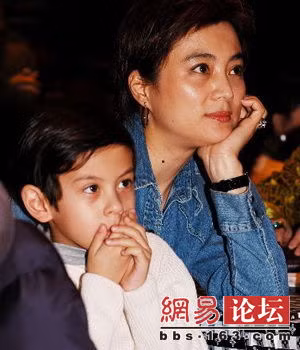 Năm 1993 “Ngọc thố” và chồng chia tay nhau và cô đến Nhật Bản. Sau này “Ngọc thố” thừa nhận mình bị trầm cảm khi hôn nhân đổ vỡ. Năm 1995 cô qua Canada và gặp Jerry, một Tổng giám đốc giàu có. Lúc đầu Lý Linh Ngọc rất thận trọng trong tình cảm, nhưng rồi ba năm sau họ đã làm đám cưới tại Thượng Hải và năm 1999 sinh một cậu con trai, chuyển đến Canada sinh sống. Năm 1993 “Ngọc thố” và chồng chia tay nhau và cô đến Nhật Bản. Sau này “Ngọc thố” thừa nhận mình bị trầm cảm khi hôn nhân đổ vỡ. Năm 1995 cô qua Canada và gặp Jerry, một Tổng giám đốc giàu có. Lúc đầu Lý Linh Ngọc rất thận trọng trong tình cảm, nhưng rồi ba năm sau họ đã làm đám cưới tại Thượng Hải và năm 1999 sinh một cậu con trai, chuyển đến Canada sinh sống.