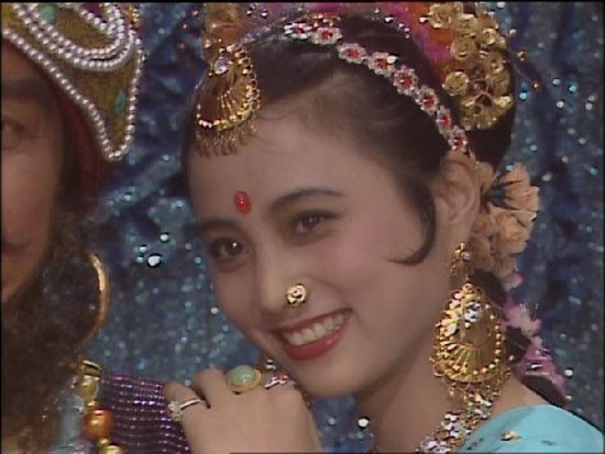 Các album phát hành năm 1991 còn hơn thế, bán trên 10 triệu bản. Phim Tây Du Ký là bộ phim đầu tiên cô đóng. Tháng 11.1987 đoàn phim vỏn vẹn gồm 20 người (cả một phiên dịch) sang Thái Lan quay phim. Theo Đường Kế Toàn, phụ quay của đoàn, làm phim này kinh phí eo hẹp, mỗi thành viên chỉ nhận phụ cấp lương thực 5 nhân dân tệ mỗi ngày, và cả tập phim thù lao mỗi người cao nhất 100 nhân dân tệ. Rất gian khổ và khó khăn, nhưng sau khi 11 tập hoàn thành được công chiếu năm 1986, đoàn phim khá “rủng rỉnh” và đủ tiền qua “kinh đô Phật giáo” Ayutthaya của Thái Lan để quay phim. Các album phát hành năm 1991 còn hơn thế, bán trên 10 triệu bản. Phim Tây Du Ký là bộ phim đầu tiên cô đóng. Tháng 11.1987 đoàn phim vỏn vẹn gồm 20 người (cả một phiên dịch) sang Thái Lan quay phim. Theo Đường Kế Toàn, phụ quay của đoàn, làm phim này kinh phí eo hẹp, mỗi thành viên chỉ nhận phụ cấp lương thực 5 nhân dân tệ mỗi ngày, và cả tập phim thù lao mỗi người cao nhất 100 nhân dân tệ. Rất gian khổ và khó khăn, nhưng sau khi 11 tập hoàn thành được công chiếu năm 1986, đoàn phim khá “rủng rỉnh” và đủ tiền qua “kinh đô Phật giáo” Ayutthaya của Thái Lan để quay phim.