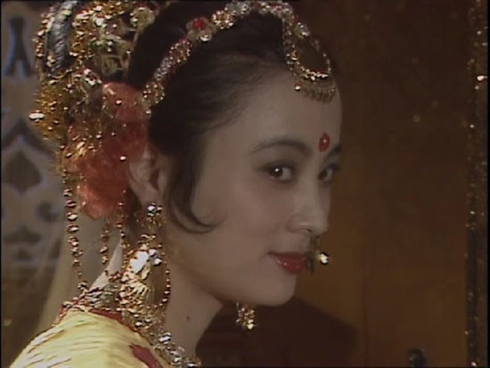 Lý Linh Ngọc sinh năm 1963 trong một gia đình công nhân tại Dương Châu, Giang Tô. Năm 1980 cô được nhận vào Đoàn Vũ kịch hồng kỳ Bắc Kinh và theo học tại Viện vũ kịch Thiệu Hưng, Chiết Giang. Từ năm 1984 cô gia nhập Vũ đoàn ca Đông Phương và nhanh chóng nổi tiếng. Tại đây cô gặp bạn trai và kết hôn. Năm 1985 Lý Linh Ngọc cho thu âm album đầu tay “Vẻ đẹp mới phương Đông Lý Linh Ngọc”. Năm 1987, album “Ngọt, Ngọt, Ngọt” của cô khuấy động làng giải trí Trung Quốc với số đĩa bán ra là 8 triệu bản, con số chưa từng có ở Trung Quốc thời bấy giờ. Giọng ca của cô trở thành “tiếng hát thời đại” trên các diễn đàn ca hát của Trung Quốc. Lý Linh Ngọc sinh năm 1963 trong một gia đình công nhân tại Dương Châu, Giang Tô. Năm 1980 cô được nhận vào Đoàn Vũ kịch hồng kỳ Bắc Kinh và theo học tại Viện vũ kịch Thiệu Hưng, Chiết Giang. Từ năm 1984 cô gia nhập Vũ đoàn ca Đông Phương và nhanh chóng nổi tiếng. Tại đây cô gặp bạn trai và kết hôn. Năm 1985 Lý Linh Ngọc cho thu âm album đầu tay “Vẻ đẹp mới phương Đông Lý Linh Ngọc”. Năm 1987, album “Ngọt, Ngọt, Ngọt” của cô khuấy động làng giải trí Trung Quốc với số đĩa bán ra là 8 triệu bản, con số chưa từng có ở Trung Quốc thời bấy giờ. Giọng ca của cô trở thành “tiếng hát thời đại” trên các diễn đàn ca hát của Trung Quốc.