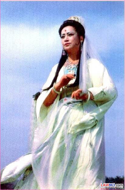 Vì muốn diễn tốt vai Quan Âm, mỗi khi đoàn làm phim đặt chân đến một nơi nào đó, Tả Đại Phân đều đích thân đi thắp hương các ngôi chùa tại đây, nhằm quan sát nét mặt, cử chỉ, tư thế của tượng Quan Âm và các vị La Hán. Dần dần chị tìm được cảm giác nhập vai, thể hiện nhân vật Phật bà Quan Âm một cách thanh khiết và trang nghiêm. Từng quen biết cố chủ tịch Mao Trạch Đông và kết bạn vong giao nên cuộc đời của bà càng thêm nhiều những bí mật nhỏ.