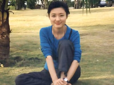 21. Bạch Long Mã - Nhậm Văn Kiên. Từ đài truyền hình đến nhiều tờ báo của Trung Quốc lâu nay đều đưa tin người đóng vai cô gái do Bạch Long Mã hoá thân đánh nhau với Hoàng Bào quái là MC nổi tiếng của CCTV Chu Đào. Điều này làm Lục Tiểu Linh Đồng bức xúc, và đính chính người đóng vai này không phải Chu Đào mà là một cô gái ở Vân Nam mà ông cũng không biết tên. Sau khi nhờ bạn bè ở Vân Nam giúp đỡ, tháng 08. 2008, Lục Tiểu Linh Đồng đã tìm lại được cô gái đóng vai này năm xưa trong dịp về Côn Minh quảng bá cho suốn sách của mình. Đó là Nhậm Văn Kiên, theo học võ thuật tại Đại học Thể thao thanh niên Vân Nam từ năm 1976.