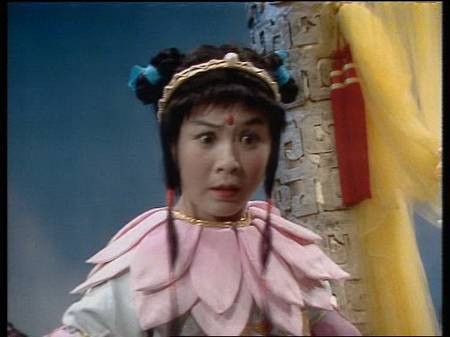 19. Na Tra – Ngải Kim Mai. Là diễn viên hạng A của Trung Quốc, là diễn viên võ chủ đạo của Viện kinh kịch Giang Tô thuộc Đoàn diễn xuất thanh niên, hội viên hội hí kịch Trung Quốc, là đại biểu quốc hội khóa 9, khóa 10, đại biểu hội phụ nữ toàn quốc lần 7… Hiện tại bà là Phó chủ tịch Trường hí kịch Giang Tô và là Đảng viên.