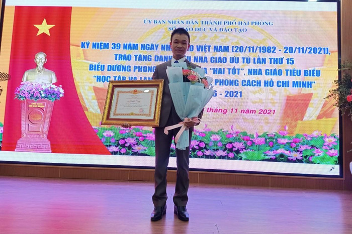Thầy giáo Nguyễn Minh Hải được Chủ tịch nước Cộng hòa xã hội Chủ nghĩa Việt Nam phong tặng danh hiệu “Nhà giáo Ưu tú” (Ảnh: NVCC) Thầy giáo Nguyễn Minh Hải được Chủ tịch nước Cộng hòa xã hội Chủ nghĩa Việt Nam phong tặng danh hiệu “Nhà giáo Ưu tú” (Ảnh: NVCC)
