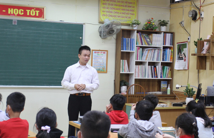 Thầy giáo Nguyễn Minh Hải luôn đi đầu trong phong trào ứng dụng công nghệ thông tin trong công tác quản lý và giảng dạy (ảnh: PL) Thầy giáo Nguyễn Minh Hải luôn đi đầu trong phong trào ứng dụng công nghệ thông tin trong công tác quản lý và giảng dạy (ảnh: PL)