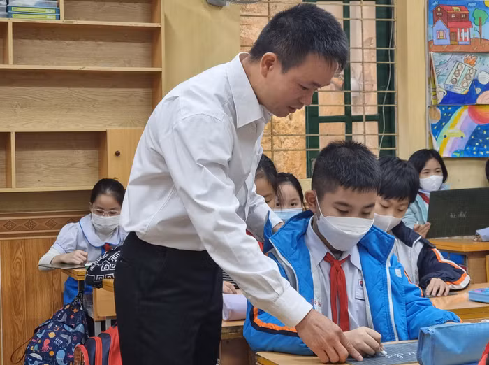 Thầy giáo Hải mong muốn thông qua công nghệ thông tin “mở ra nguồn tri thức khổng lồ” để tiếp cận với các môn học, nội dung học tập hội nhập, xu thế giáo dục quốc tế (Ảnh: PL)