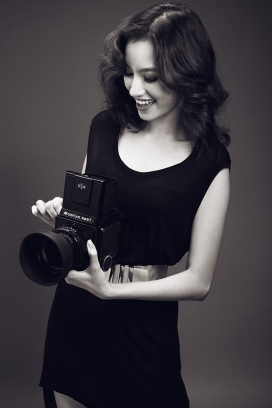 Trúc Diễm cười. Cô ấy cười nhiều. Có lẽ, nhiều nhất trong các bộ hình đã chụp trước đây. Nét cười vô tư, không đắn đo, không hướng chuẩn vào ống kính tạo cảm giác ngọt ngào, dễ thương vô cùng.