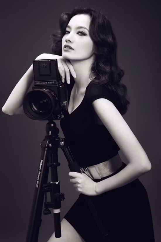 Những bức hình trắng đen gợi nhớ về nhiếp ảnh thập niên 20, 30 thế kỷ trước. Một chút lạnh, một chút phiêu hòa quện vào nhau, đặc quánh trong góc studio ngập tràn cảm xúc. Trúc Diễm đã thử sức mình trong hình tượng hoàn toàn mới: quyến rũ, kiêu kỳ, lôi cuốn "chết người".