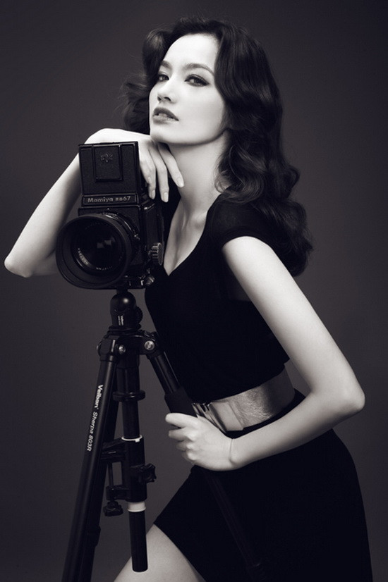 Những bức hình trắng đen gợi nhớ về nhiếp ảnh thập niên 20, 30 thế kỷ trước. Một chút lạnh, một chút phiêu hòa quện vào nhau, đặc quánh trong góc studio ngập tràn cảm xúc. Trúc Diễm đã thử sức mình trong hình tượng hoàn toàn mới: quyến rũ, kiêu kỳ, lôi cuốn "chết người".