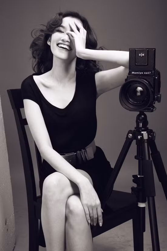 Bắt chéo chân duyên dáng, nụ cười tươi hết cỡ, bàn tay mảnh mai vừa đủ che đi nét bối rối thoáng qua mi mắt, Trúc Diễm đã hoàn toàn chinh phục ống kính, chinh phục khán giả.