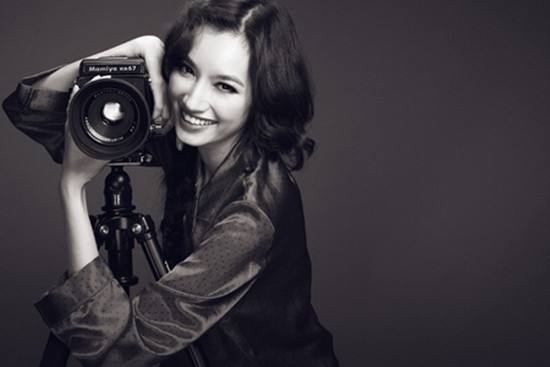 Người ta bảo người mẫu khi đứng trước ống kính photographer, họ trở thành các diễn viên chuyên nghiệp. Ừ, cứ cho là họ đúng. Và, Trúc Diễm đang diễn. Nhưng, nếu vậy, đây chính là khoảnh khắc diễn "xuất thần". Tạo hình giản dị, buông lơi mái tóc mang lại ấn tượng một Trúc Diễm "bụi bặm" lạ lùng.