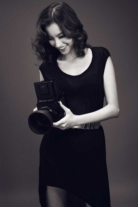 Những ai đã từng xem "Biệt động Sài Gòn", chắc vẫn chưa phai dấu ấn về người đẹp Hà Xuyên. Nữ diễn viên tài sắc ấy đã làm nức lòng trái tim nhiều thế hệ khán giả bởi mái tóc xoăn bồng bềnh, gương mặt thanh tú, sắc sảo, và nhất là đôi mắt "biết nói". Ngắm Trúc Diễm, bỗng chợt nhớ Hà Xuyên. Trúc Diễm cũng có mái tóc xoăn bồng mềm mại, nụ cười rạng rỡ, sự chuyên nghiệp và ánh nhìn đầy mê hoặc.