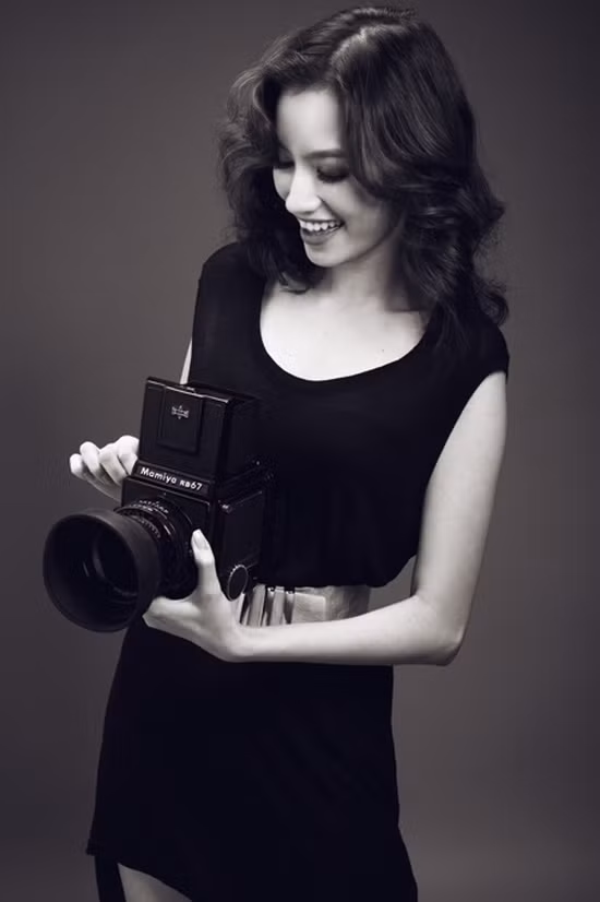 Trúc Diễm cười. Cô ấy cười nhiều. Có lẽ, nhiều nhất trong các bộ hình đã chụp trước đây. Nét cười vô tư, không đắn đo, không hướng chuẩn vào ống kính tạo cảm giác ngọt ngào, dễ thương vô cùng.