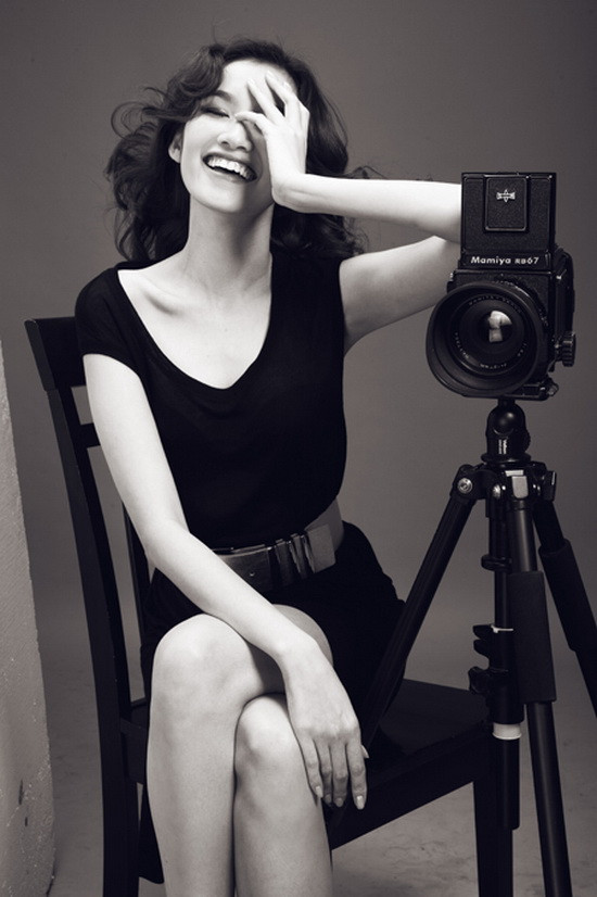 Bắt chéo chân duyên dáng, nụ cười tươi hết cỡ, bàn tay mảnh mai vừa đủ che đi nét bối rối thoáng qua mi mắt, Trúc Diễm đã hoàn toàn chinh phục ống kính, chinh phục khán giả.