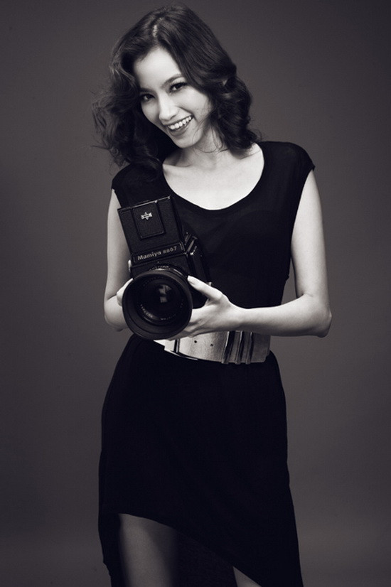 Là người mẫu chuyên nghiệp, là mỹ nhân nhiều lần đại diện Việt Nam góp mặt tại đấu trường sắc đẹp quốc tế, không ngoa khi nói rằng Trúc Diễm có thừa kinh nghiệm thu hút ống kính. Vậy mà, dường như, lần này, ống kính nhiếp ảnh gia đã "mê hoặc" người đẹp.