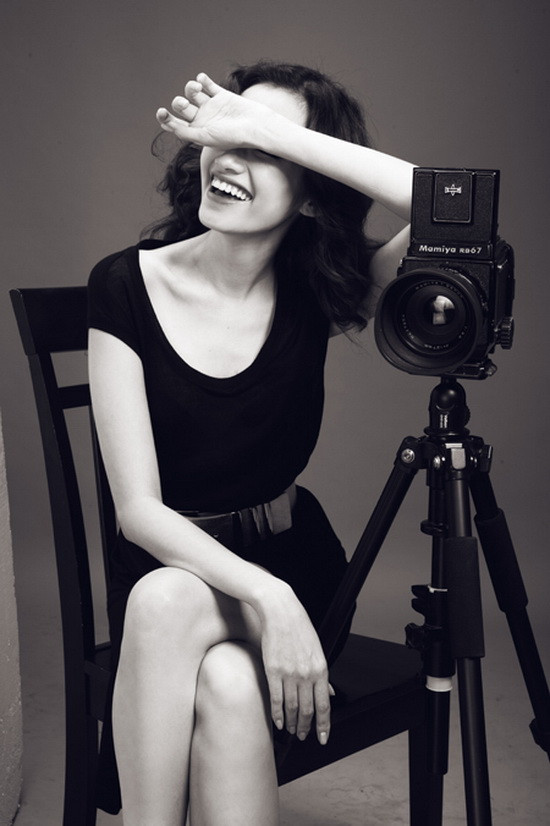 Một bức ảnh tuyệt hay, rất thú vị. Đó là Trương Tri Trúc Diễm, không màu mè, không son phấn, không xiêm y lộng lẫy, vẻ đẹp thanh tú mà sang trọng, kiêu kỳ và cổ điển được dịp phát lộ.