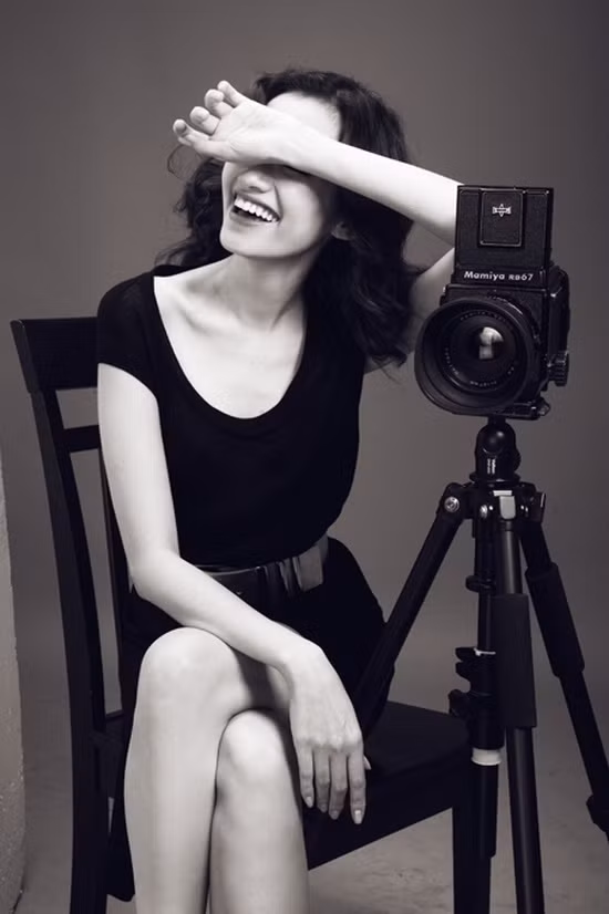 Một bức ảnh tuyệt hay, rất thú vị. Đó là Trương Tri Trúc Diễm, không màu mè, không son phấn, không xiêm y lộng lẫy, vẻ đẹp thanh tú mà sang trọng, kiêu kỳ và cổ điển được dịp phát lộ.