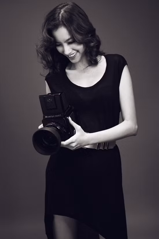 Những ai đã từng xem "Biệt động Sài Gòn", chắc vẫn chưa phai dấu ấn về người đẹp Hà Xuyên. Nữ diễn viên tài sắc ấy đã làm nức lòng trái tim nhiều thế hệ khán giả bởi mái tóc xoăn bồng bềnh, gương mặt thanh tú, sắc sảo, và nhất là đôi mắt "biết nói". Ngắm Trúc Diễm, bỗng chợt nhớ Hà Xuyên. Trúc Diễm cũng có mái tóc xoăn bồng mềm mại, nụ cười rạng rỡ, sự chuyên nghiệp và ánh nhìn đầy mê hoặc.