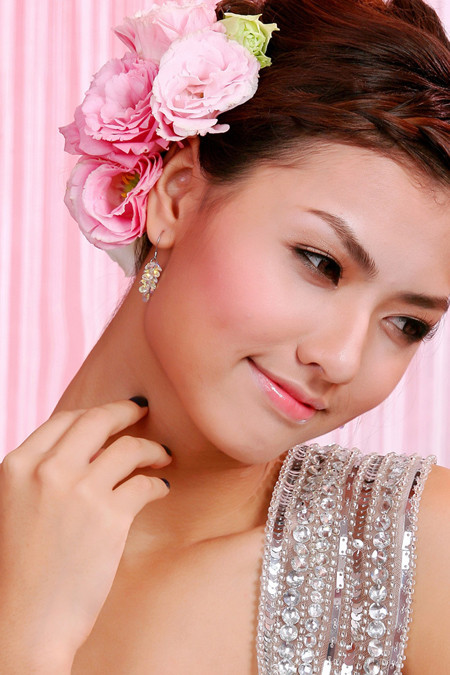 Trong diện mạo cô dâu xinh, Hồng Quế ánh lên nét ngọt ngào, rạng rời đúng với tâm trạng các tân nương. Make up theo tông màu hồng phấn dịu ngọt, mái tóc được làm điệu với chùm hoa xuân xinh xắn, hình ảnh này của cô dâu Hồng Quế có thể áp dụng với bạn nữ có gương mặt cá tính, góc cạnh.